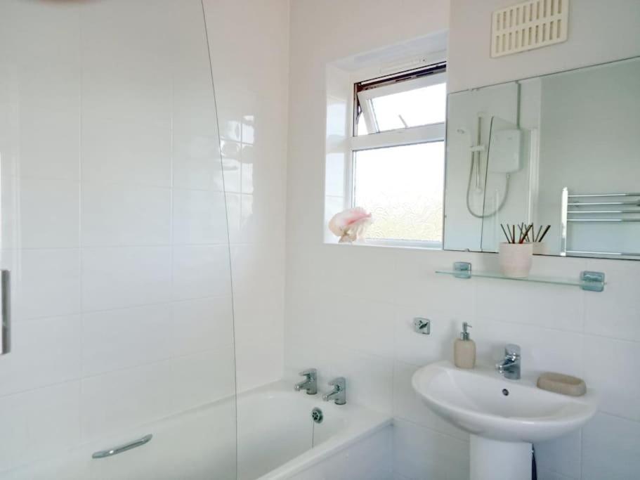 House With Free Parking And Large Garden Villa Wyke Regis Eksteriør billede