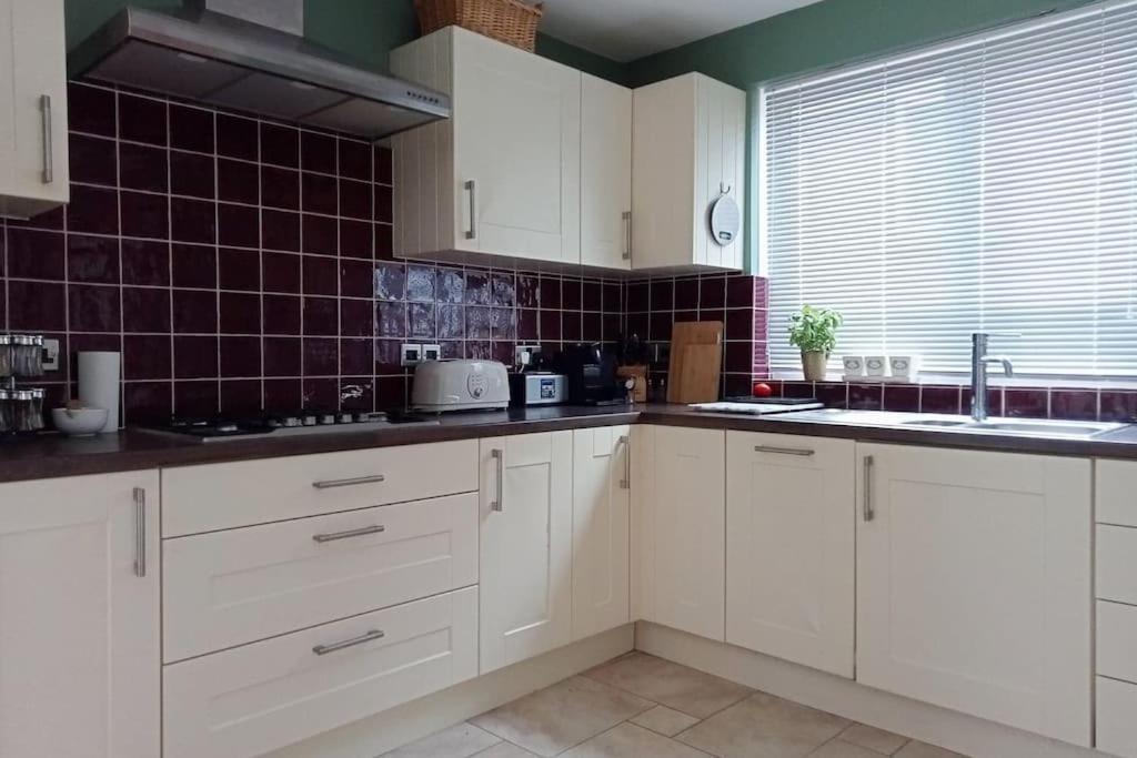 House With Free Parking And Large Garden Villa Wyke Regis Eksteriør billede